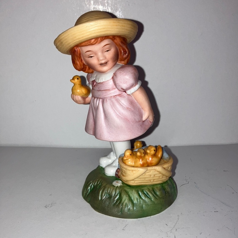 1985 Avon‎ Easter Charm Porcelain Figurine Collectible
